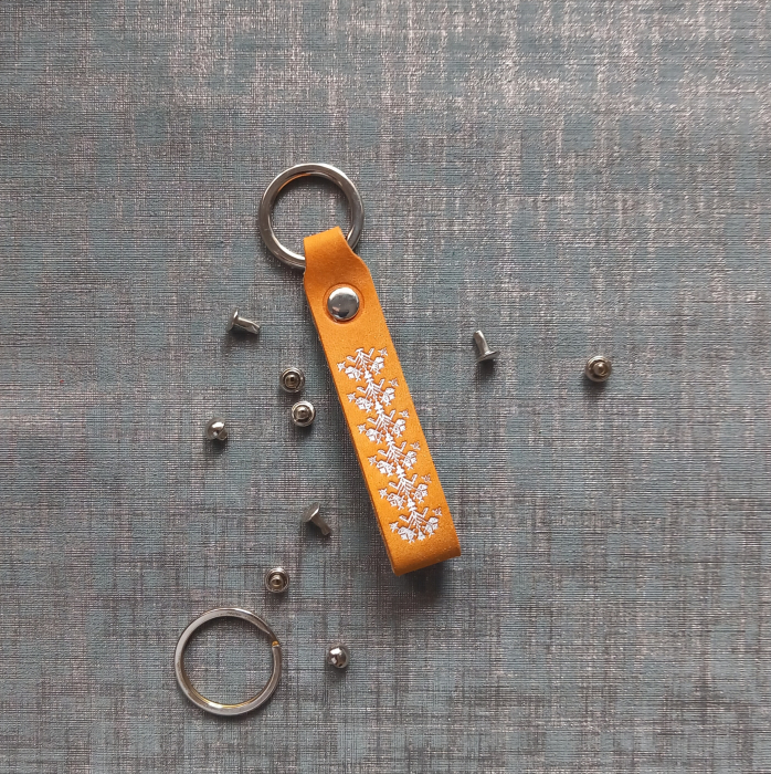 Breloc din piele naturală inspirat din tradițiile Maramureșului – Fcris [1]
