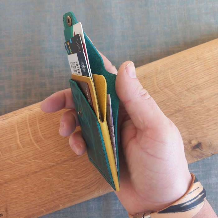 Portcard cu inchidere – design minimalist cu capsă [3]