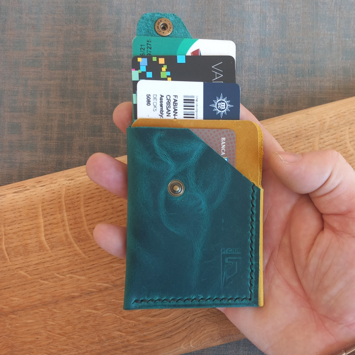 Portcard cu inchidere – design minimalist cu capsă [2]