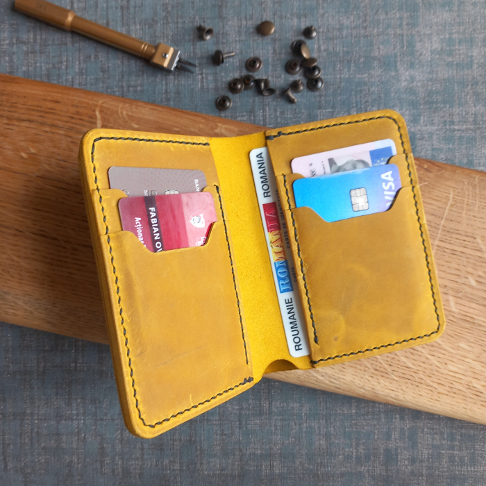 Portofel lucrat manual si cusut manual, din piele naturala,   cu buzunar exterior pentru bani, 12x9.5x1cm [2]