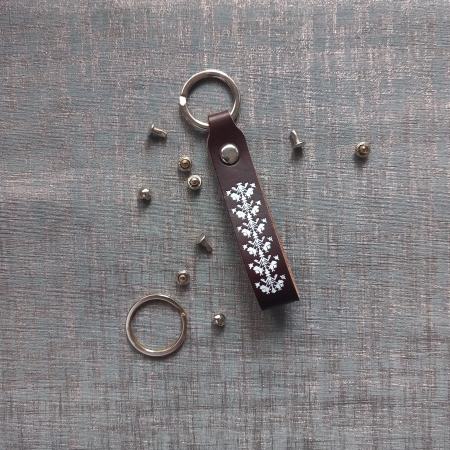 DOR DE MARAMURES - Breloc din piele naturală inspirat din tradițiile Maramureșului – Fcris