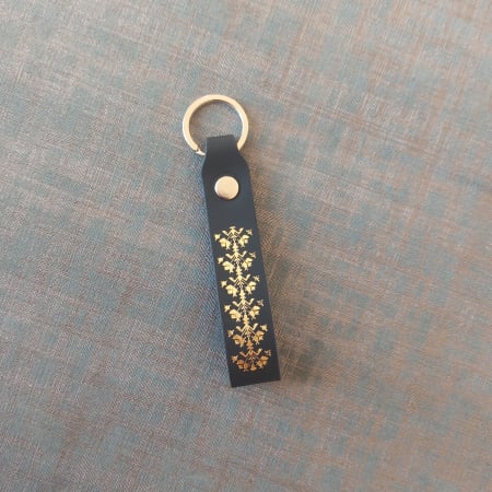 Promotie: -20% la 2 Produse - Breloc din piele naturală inspirat din tradițiile Maramureșului – Fcris