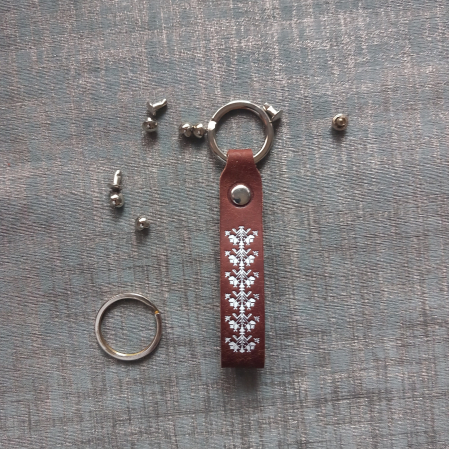 DOR DE MARAMURES - Breloc din piele naturală inspirat din tradițiile Maramureșului – Fcris