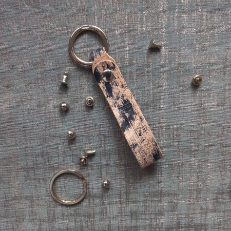 Breloc din piele naturală inspirat din tradițiile Maramureșului – Fcris [1]