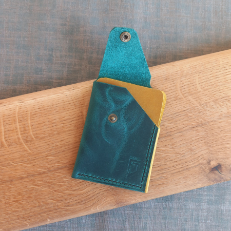 Portcard cu inchidere – design minimalist cu capsă [3]