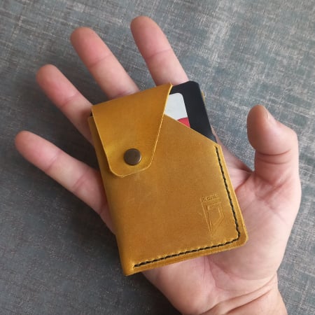 Portofele - Portcard din piele naturală galben cu negru – design minimalist cu capsă