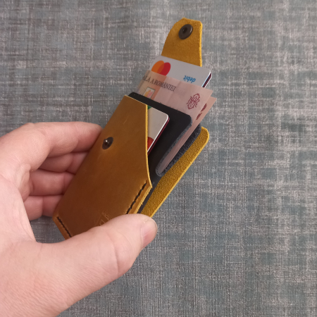Portcard din piele naturală galben cu negru – design minimalist cu capsă [1]