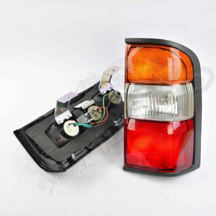 Lampa Spate Stanga Nissan Patrol Y61 98-05 [2]