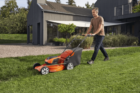 Mașină Tuns Gazon Husqvarna LC 142i C80 and BLi20 [3]
