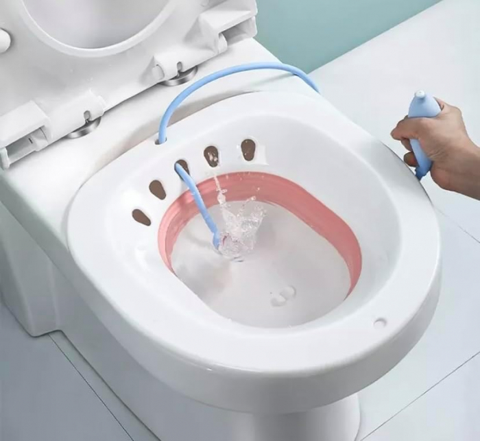 Vas FizioTab® Sitz Bath Pliabil, pentru Baie de Sezut, Asigura Igiena Locala si Ameliorarea Simptomelor Provocate de Hemoroizi, Carlig si Saculet Depozitare Incluse, Alb/Roz cu Irigator Albastru [7]