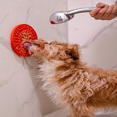 Covoras Hranire Licky Mat, FizioTab® pentru Caini si Pisici, Impotriva Anxietatatii si Plictiselii, 15x15X1 cm, Rosu, Cadou Spatula si 2 Pungi Igienice [4]