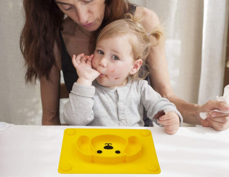 Farfurie compartimentata din silicon FizioTab®, castron de invatare pentru copii cu ventuze, forma catelus, 25.5 cm X 19.5 cm, Galben [1]