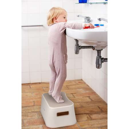 Scaunel Inaltator FizioTab® cu Suprafata Antialunecare si Manere, tip Taburet, Utilizare la Chiuveta, Baie sau in Bucatarie, Bej [1]