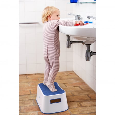 Scaunel Inaltator FizioTab® Space cu Suprafata Antialunecare si Manere, tip Taburet, Utilizare la Chiuveta, Baie sau in Bucatarie, Albastru Cosmic [1]
