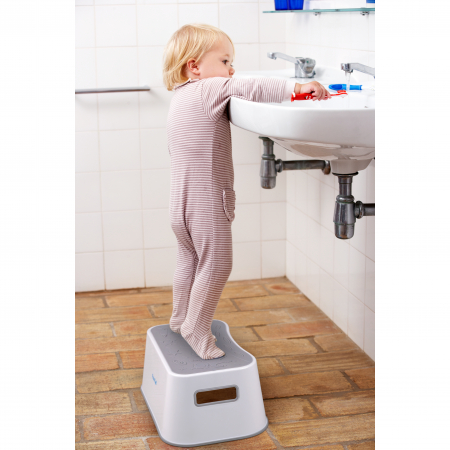 Scaunel Inaltator FizioTab® Space cu Suprafata Antialunecare si Manere, tip Taburet, Utilizare la Chiuveta, Baie sau in Bucatarie, Gri [1]