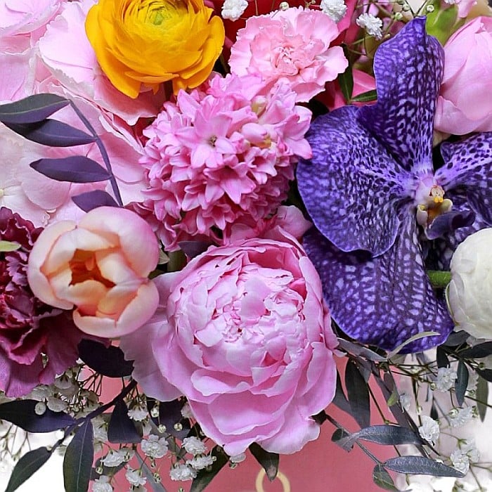 aranjament floral cu bujori roz