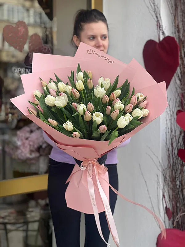 Cum Alegi Buchetul Perfect de Lalele: Ghid Complet pe Culori, Semnificatii si Ingrijire
