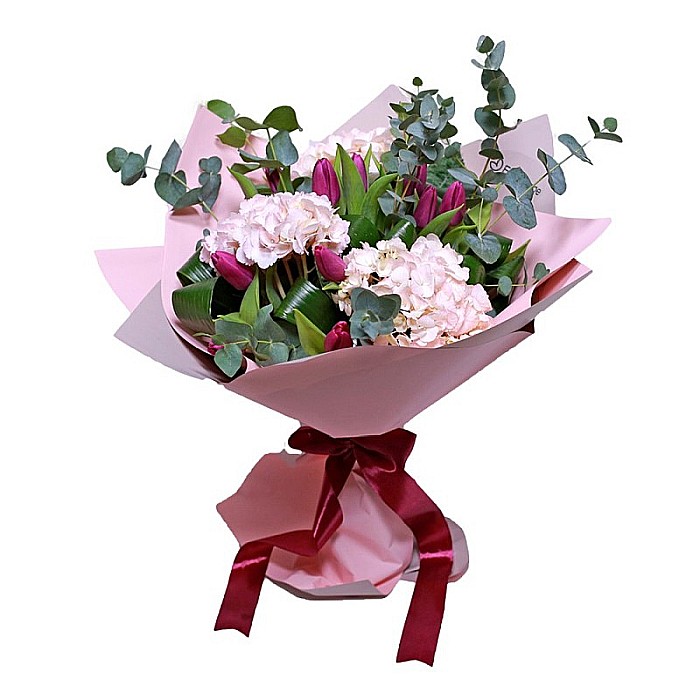 buchet flori de primăvară hortensii lalele