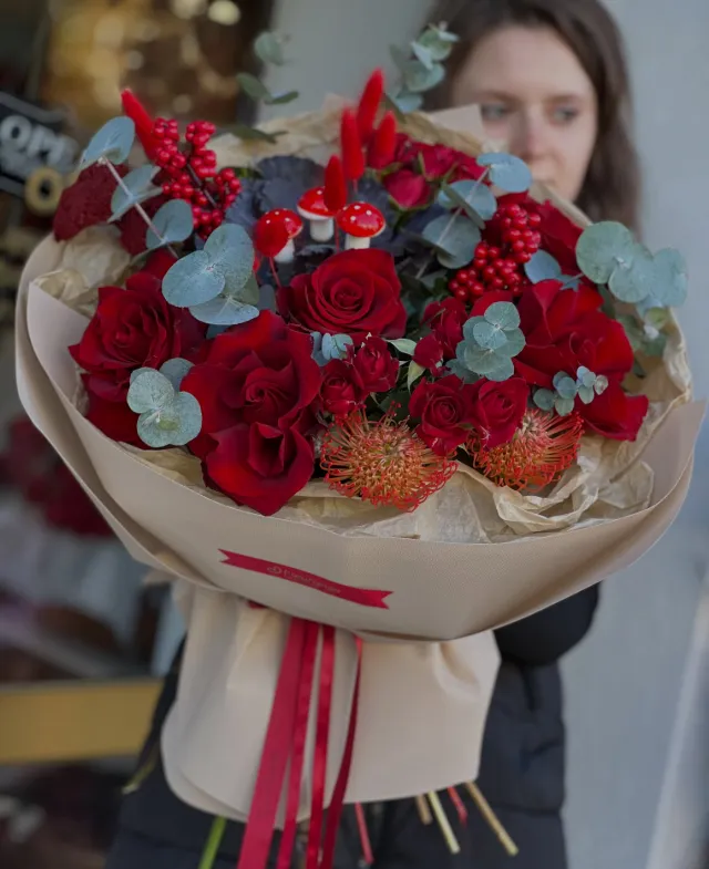 Buchet cu trandafiri rosii si accente de toamna, realizat de Floraria Fleurange