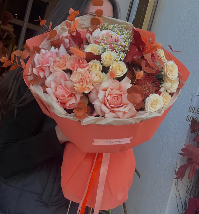 Buchet in nuante de portocaliu, realizat de Floraria Fleurange