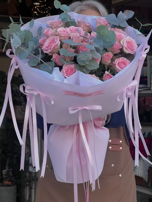 Buchet in nuante de roz, realizat de Floraria Fleurange