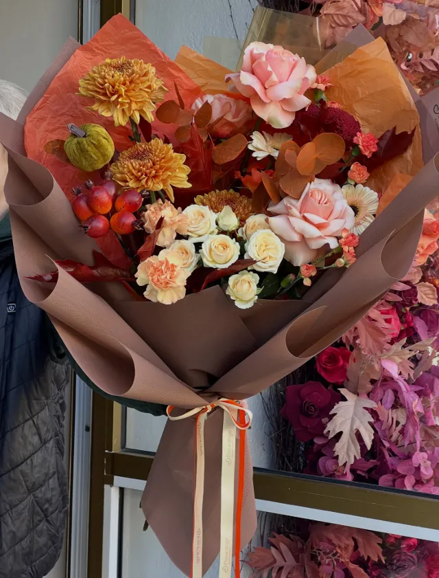 Buchet de toamna in nuante de portocaliu, piersica si crem, realizat de Floraria Fleurange