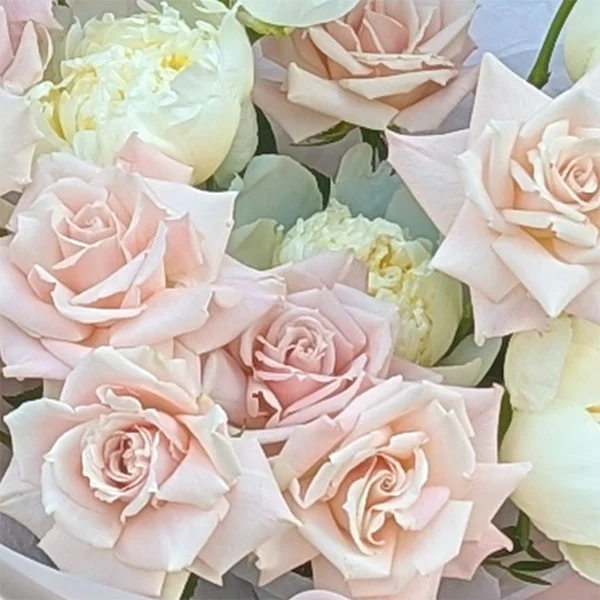 Buchet Ballerina – Trandafiri Petalați și Bujori Albi, Fleurange Baia Mare [2]
