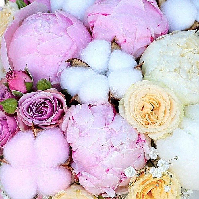 Aranjament floral cu bujori, bumbac și mini rose roz în cutie catifea – Fleurange [2]