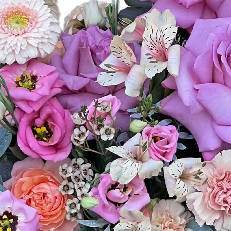 Aranjament Armonia – cos nuiele cu trandafiri, germini, lisianthus pastel, Fleurange Baia Mare [3]