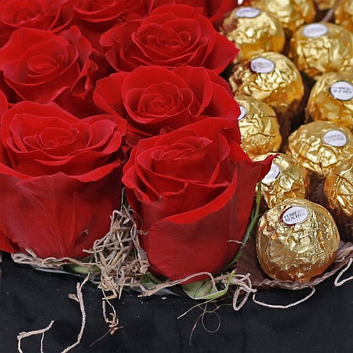 Aranjament cu Trandafiri Rosii si Ferrero Rocher [2]