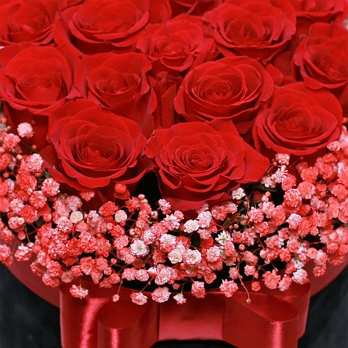 Aranjament cu trandafiri roșii și gypsophila în cutie elegantă – Fleurange [2]