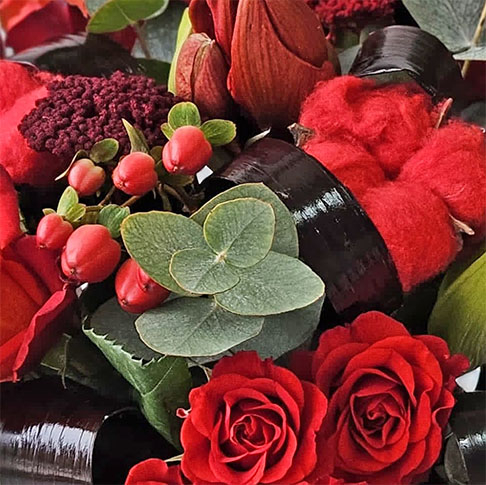 Aranjament Floral cu Flori Rosii [2]