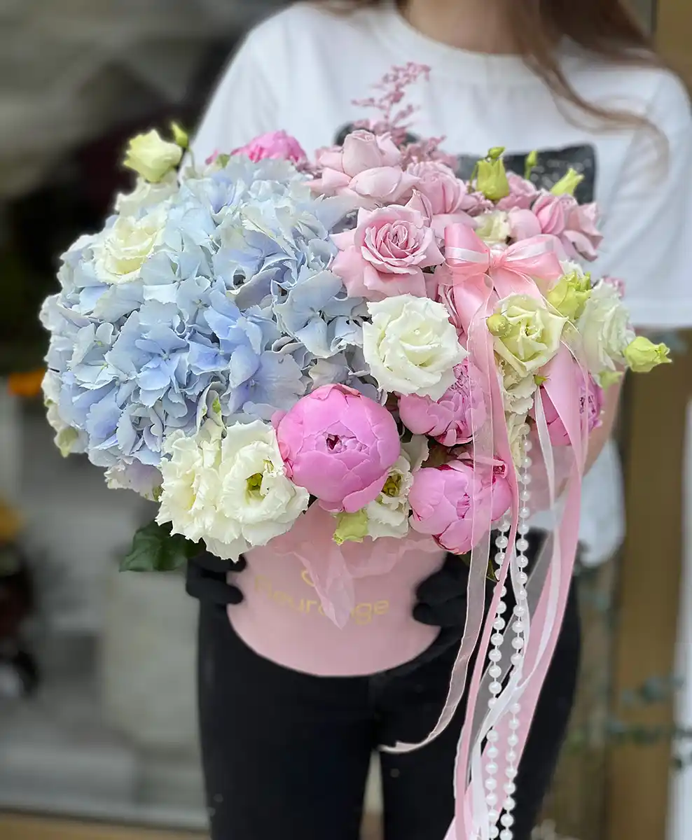 Aranjament Tender Bloom – bujori, hortensie si lisianthus in cutie catifea, Fleurange Baia Mare [2]