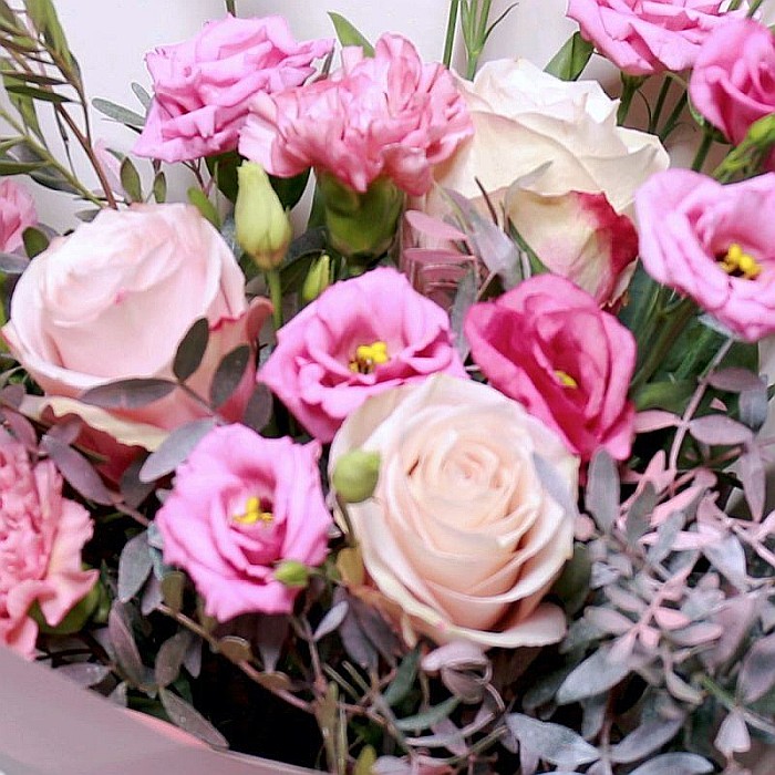 Buchet de flori cu trandafiri roz si garoafe [2]