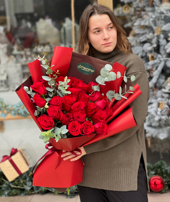 Buchet 25 Trandafiri și Eucalipt - Aranjament floral elegant cu note verzi [3]