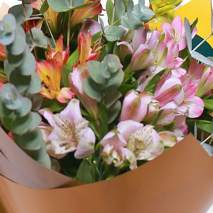 Buchet Alstroemeria Color – 11 Crini Peruvieni și Eucalipt [2]