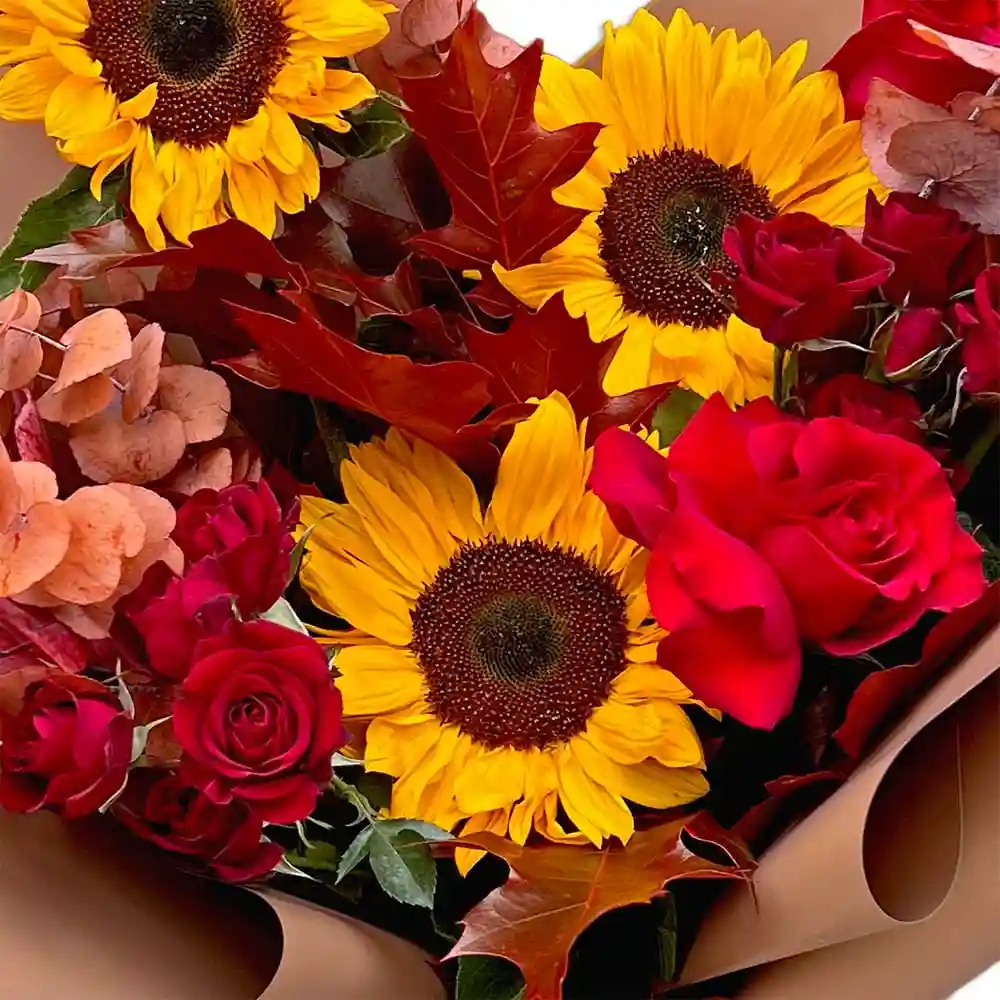 Buchet Autumn Kisses – floarea-soarelui, trandafiri rosii, eucalipt, Fleurange Baia Mare [2]
