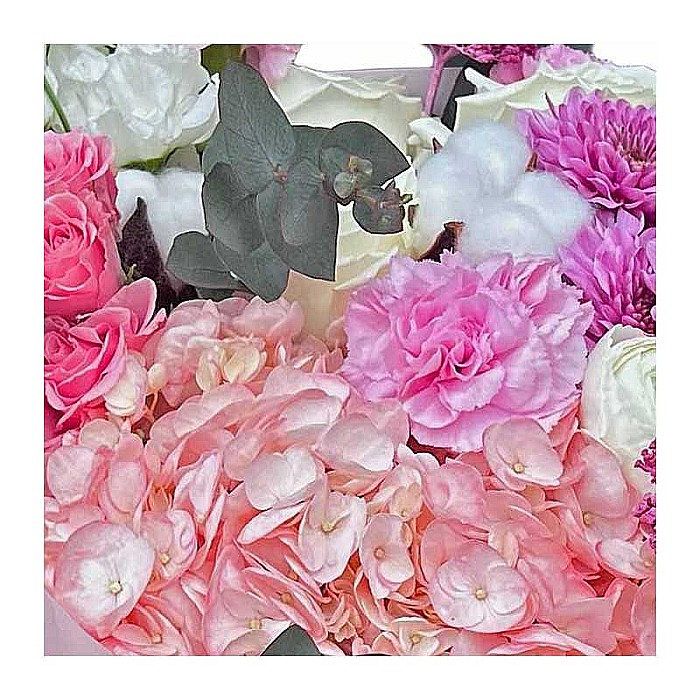 Buchet de flori Be Loving cu mini-rosa, trandafiri, garoafe, lisianthus, hortensia și elemente speciale precum bumbac și lotus, aranjat elegant pentru livrare în Baia Mare. [2]