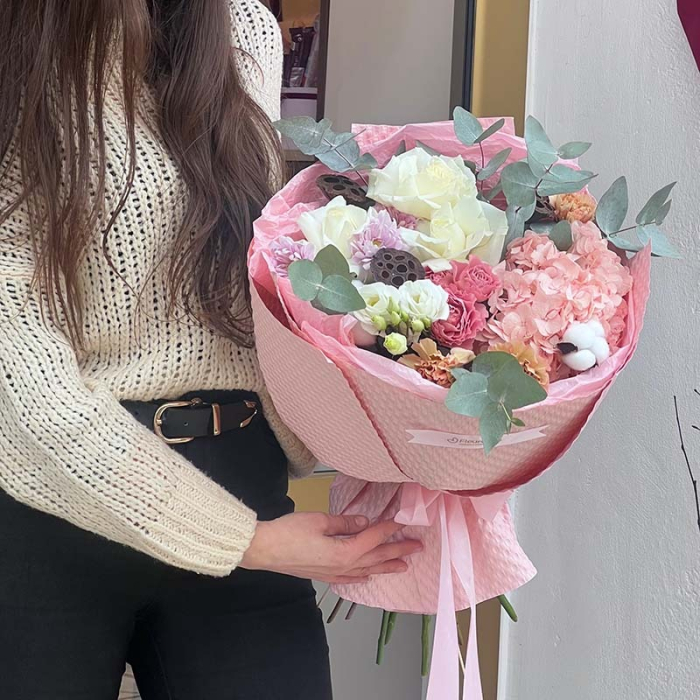 Buchet de flori Be Loving cu mini-rosa, trandafiri, garoafe, lisianthus, hortensia și elemente speciale precum bumbac și lotus, aranjat elegant pentru livrare în Baia Mare. [3]