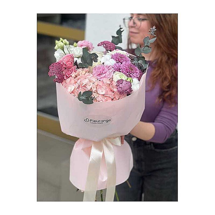 Buchet de flori Be Loving cu mini-rosa, trandafiri, garoafe, lisianthus, hortensia și elemente speciale precum bumbac și lotus, aranjat elegant pentru livrare în Baia Mare. [3]