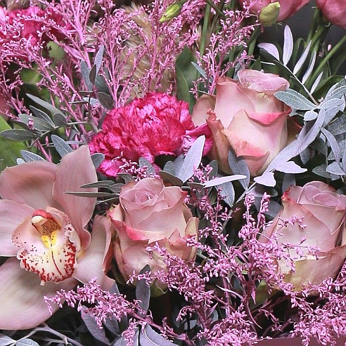 Buchet Candyland – Trandafiri, Lalele, Cymbidium și Garoafe Colorate [2]