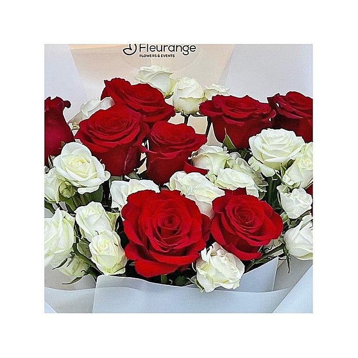 Buchet cu Trandafiri Roșii și Mini Rose Albe – Romantism și Eleganță [2]