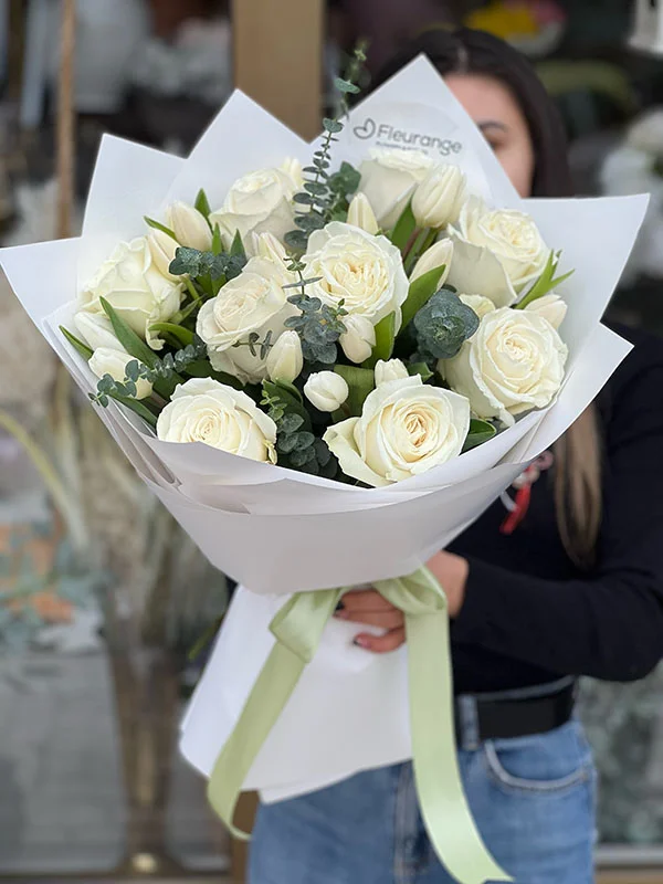 Buchet cu trandafiri si lalele albe – lalele albe, trandafiri albi, eucalipt, Fleurange Baia Mare [2]