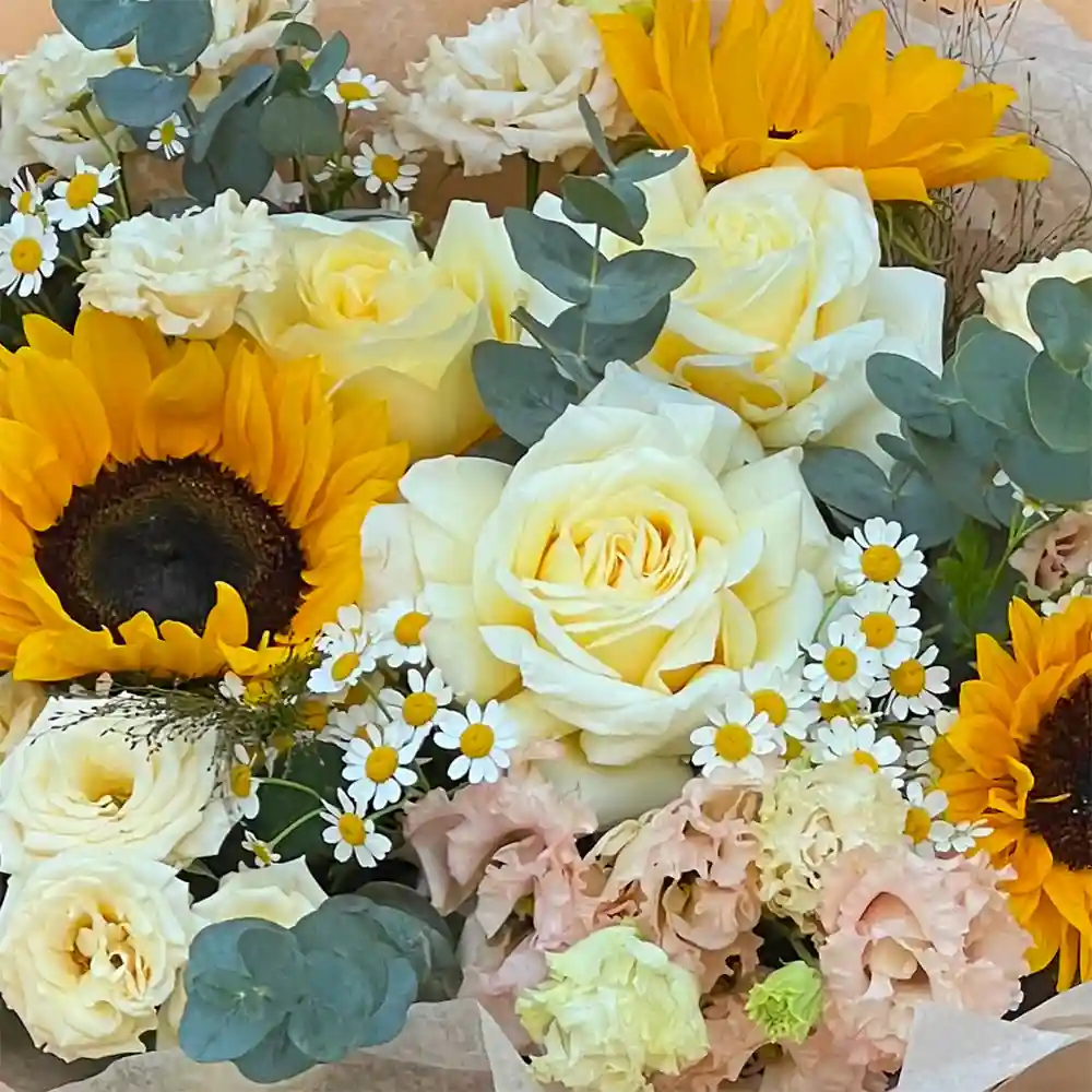 Buchet Declaratie de Dragoste – floarea-soarelui, trandafiri albi petalati, lisianthus, Fleurange Baia Mare [2]