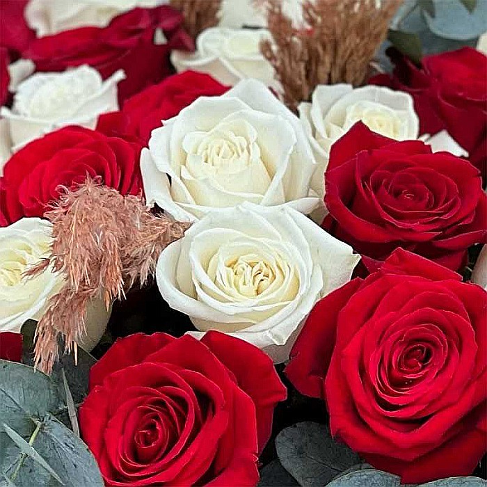 Buchet 29 Trandafiri Roșii și Albi - Aranjament floral romantic și elegan [2]