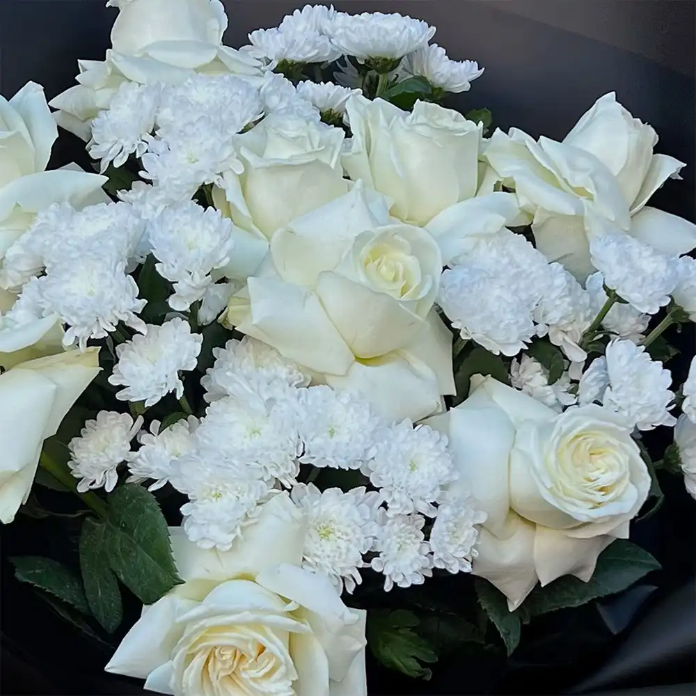 Buchet Funerar Sincere Condoleante – trandafiri crizanteme alb si inchis, Fleurange Baia Mare [2]