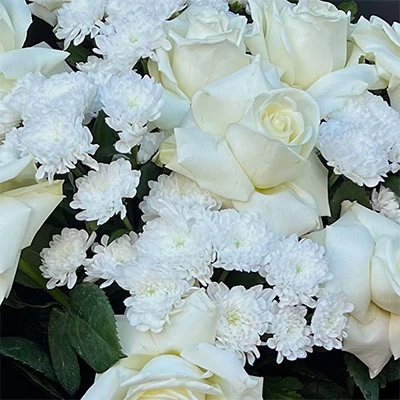 Buchet Funerar Sincere Condoleanțe – 9 trandafiri și 7 crizanteme, Fleurange Baia Mare [2]