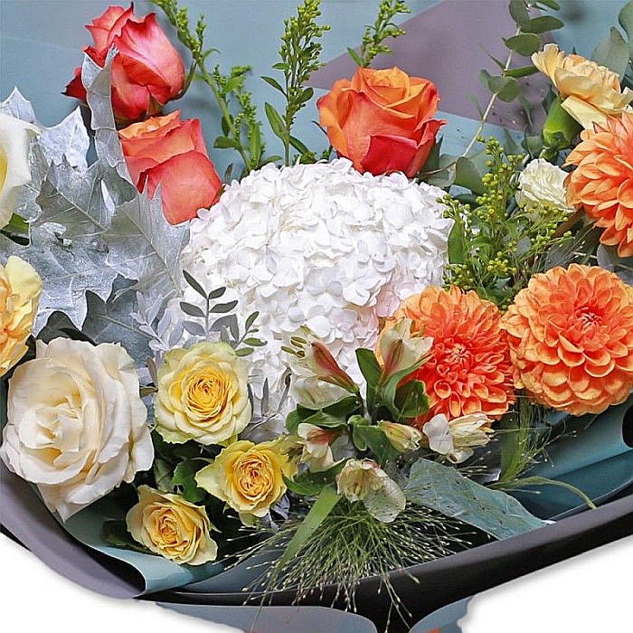 Buchet Happy Day – Dahlii, garoafe, trandafiri, hortensie, mini trandafiri, eucalipt și flori de sezon [2]