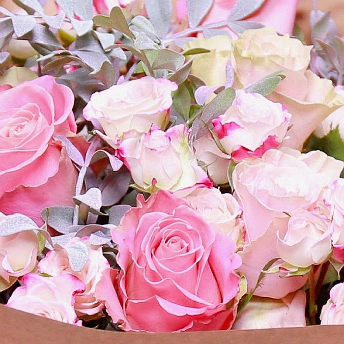 Buchet de flori cu trandafiri roz [2]