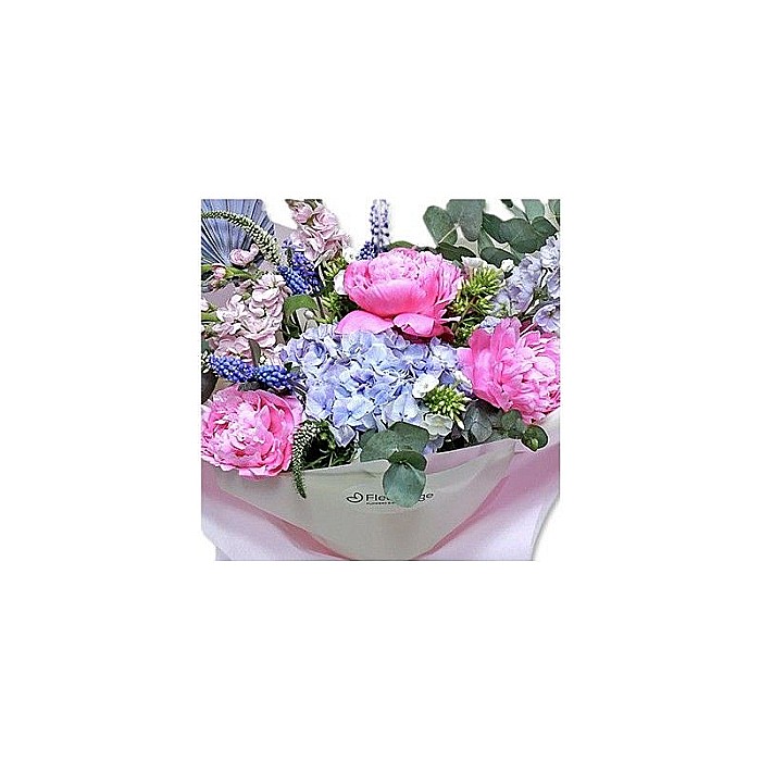 Buchet Paris – Bujori, hortensie, flori albastre de primăvară și eucalipt [2]